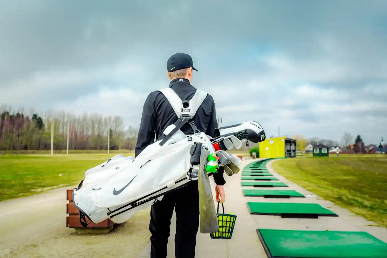 Golfspiller-ved-driving-range-paa-ishoj-golf